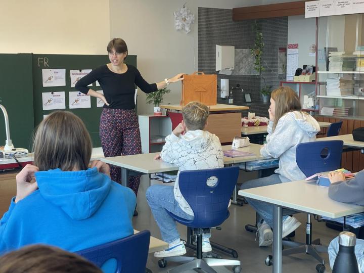 Foto Lecture de kamishibaï 1 (erstellt Nicole Baumgartner, 2023)