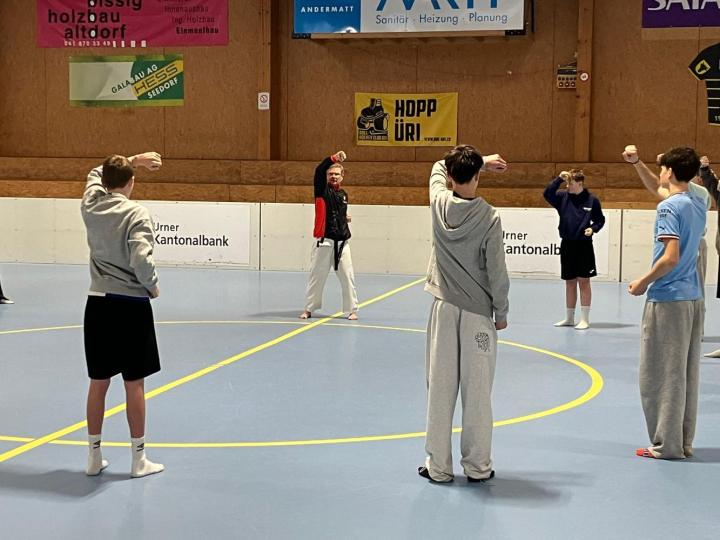 Bild vom Atelier mit Personen, die Karate üben