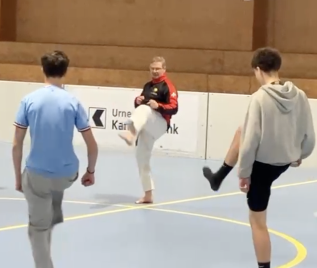 Bild vom Atelier mit Personen, die Karate üben